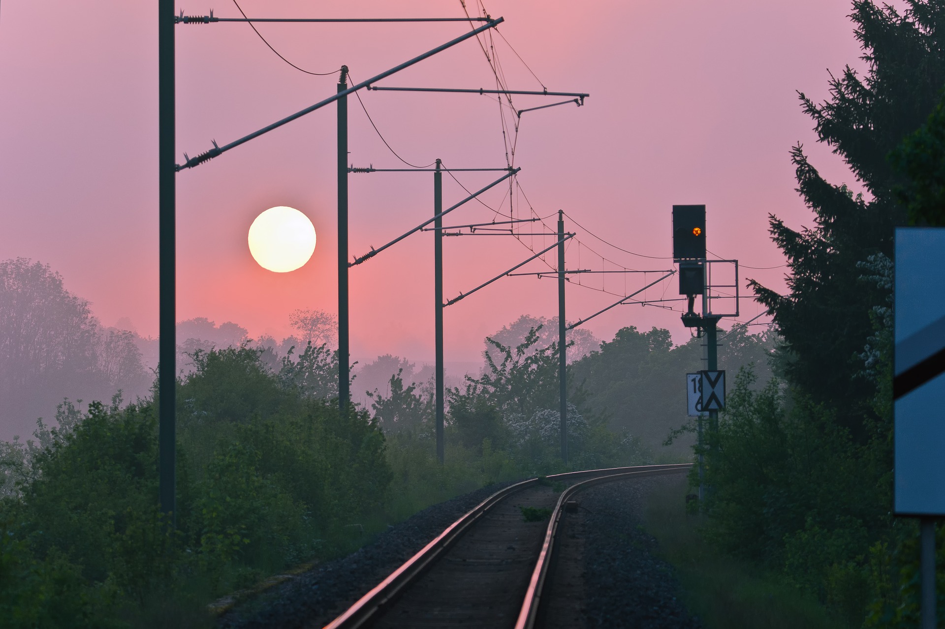 En los cables de las vías del tren se observa una curva cuya descripción matemática es similar a la del número e.
