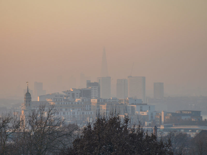 Contaminación en Barcelona: especialmente en los días soleados y calurosos con mucho tráfico rodado, se forma una calima de hollín y gases tóxicos (smog) que dificulta la visibilidad e incrementa el riesgo de padecer enfermedades (especialmente respiratorias).