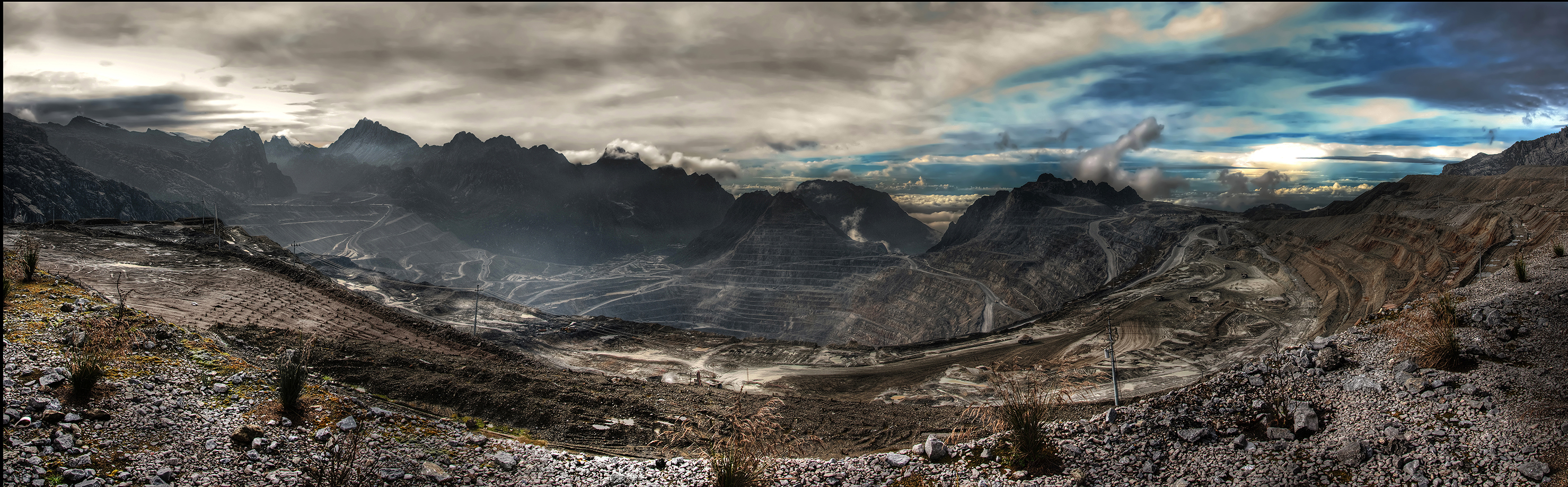 Mina Grasberg (Indonesia). Es la mina de oro más grande del mundo donde también se extraen cobre y plata. Es una mina a cielo abierto con un cráter de más de un kilómetro y medio de ancho en superficie (Fuente Wikimedia commons). 