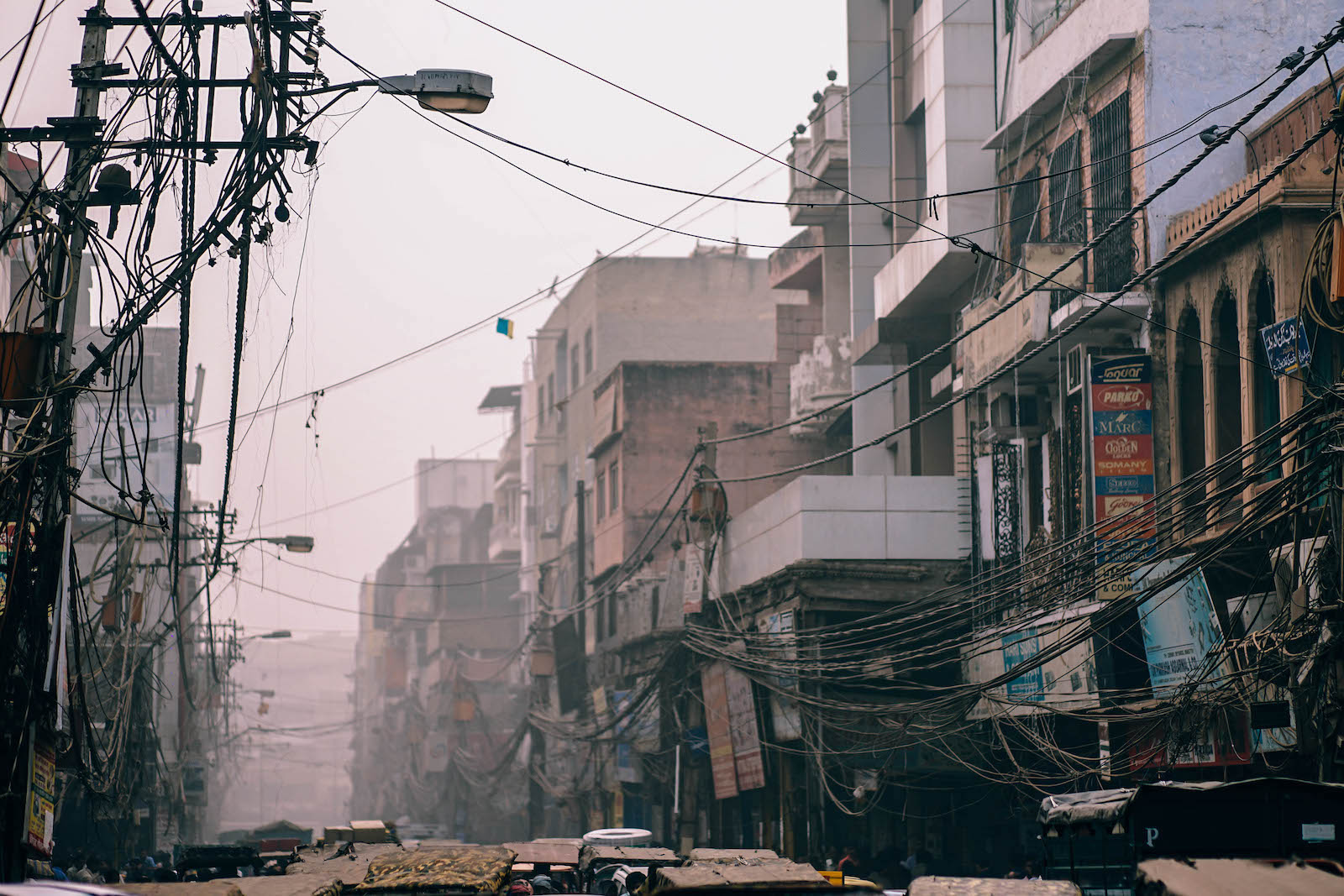 El término “smog” describe una mezcla de emisiones de contaminantes de automóviles entre otros, producidos por la industria, como el dióxido de azufre (SO2) u óxidos de nitrógeno (NOx). Estas emisiones se pueden apreciar en muchas ciudades a modo de una burbuja grisácea que recubre la ciudad. La exposición a esta contaminación puede provocar múltiples efectos negativos en la salud, desde irritaciones de garganta o aumentos de asma hasta estudios que correlacionan esta polución con el aumento de las tasas de cáncer.