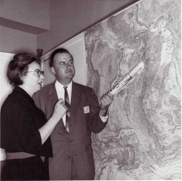 Marie Tharp y Bruce Heezen analizando el mapa mundial del fondo marino creado por ellos. Foto de: Marie Tharp Maps LLC.