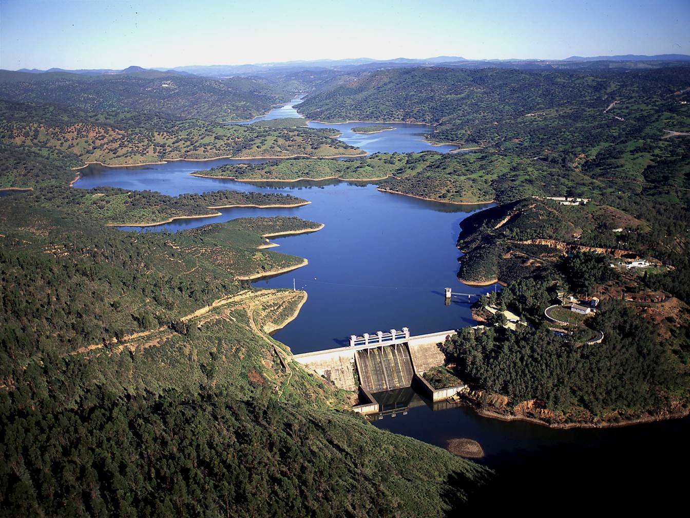 Embalse de La Minilla, situado en el río Rivera de Huelva, afluente del río Guadalquivir en la provincia de Sevilla.