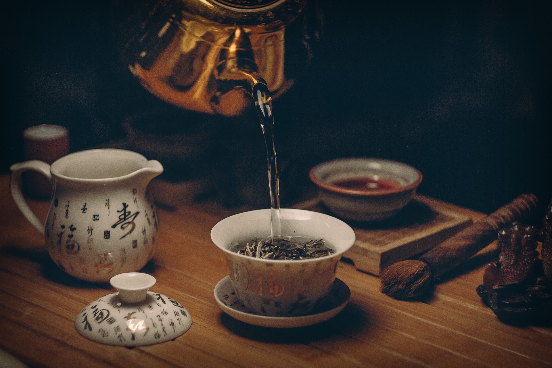 Originariamente, el té se preparaba vertiendo la hoja arrancada directamente en agua hirviendo, técnica también utilizada por otras bebidas similares al té