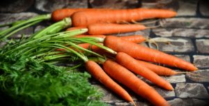 La vitamina A, presente en la zanahoria y en otros alimentos, ayuda con la salud ocular.
