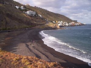 Playa de arena oscura