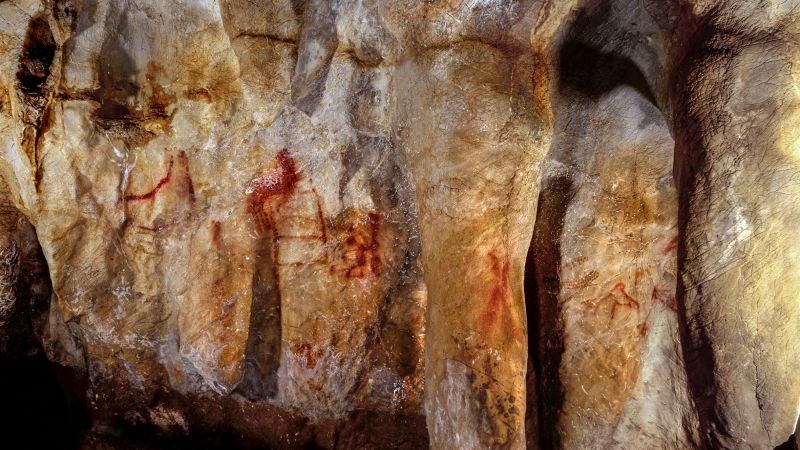 Pinturas rupestres tomadas en el interior de cueva de La Pasiega. (Imagen: P. Saura)