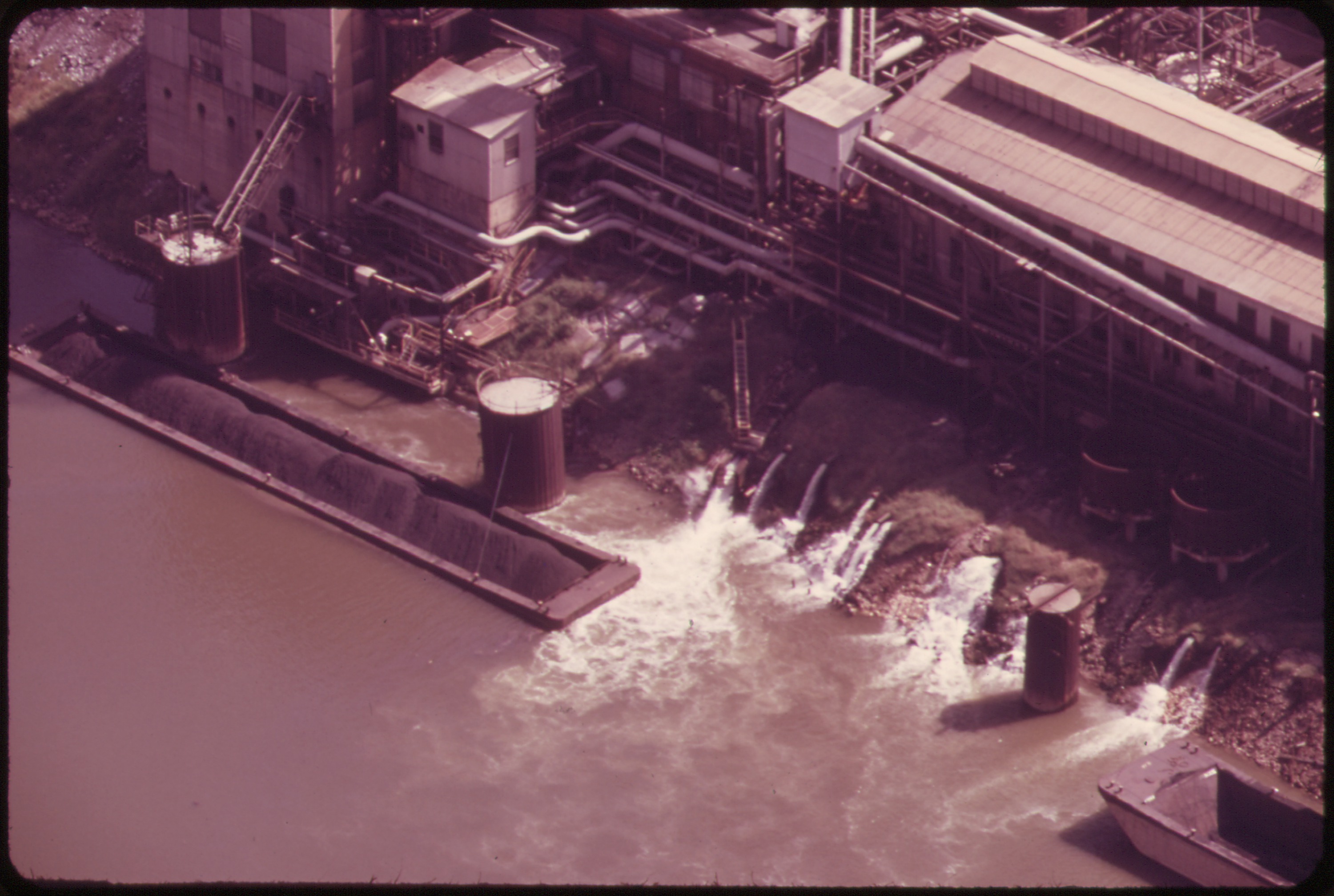Contaminación del agua con origen industrial por aguas con altas temperaturas en el Kanawha River, West Virginia, USA (1974).