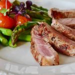 Plato de comida de una dieta equilibrada con carne y verduras