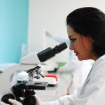 Mujer investigando nuevos biomarcadores tumorales y cáncer   de próstata