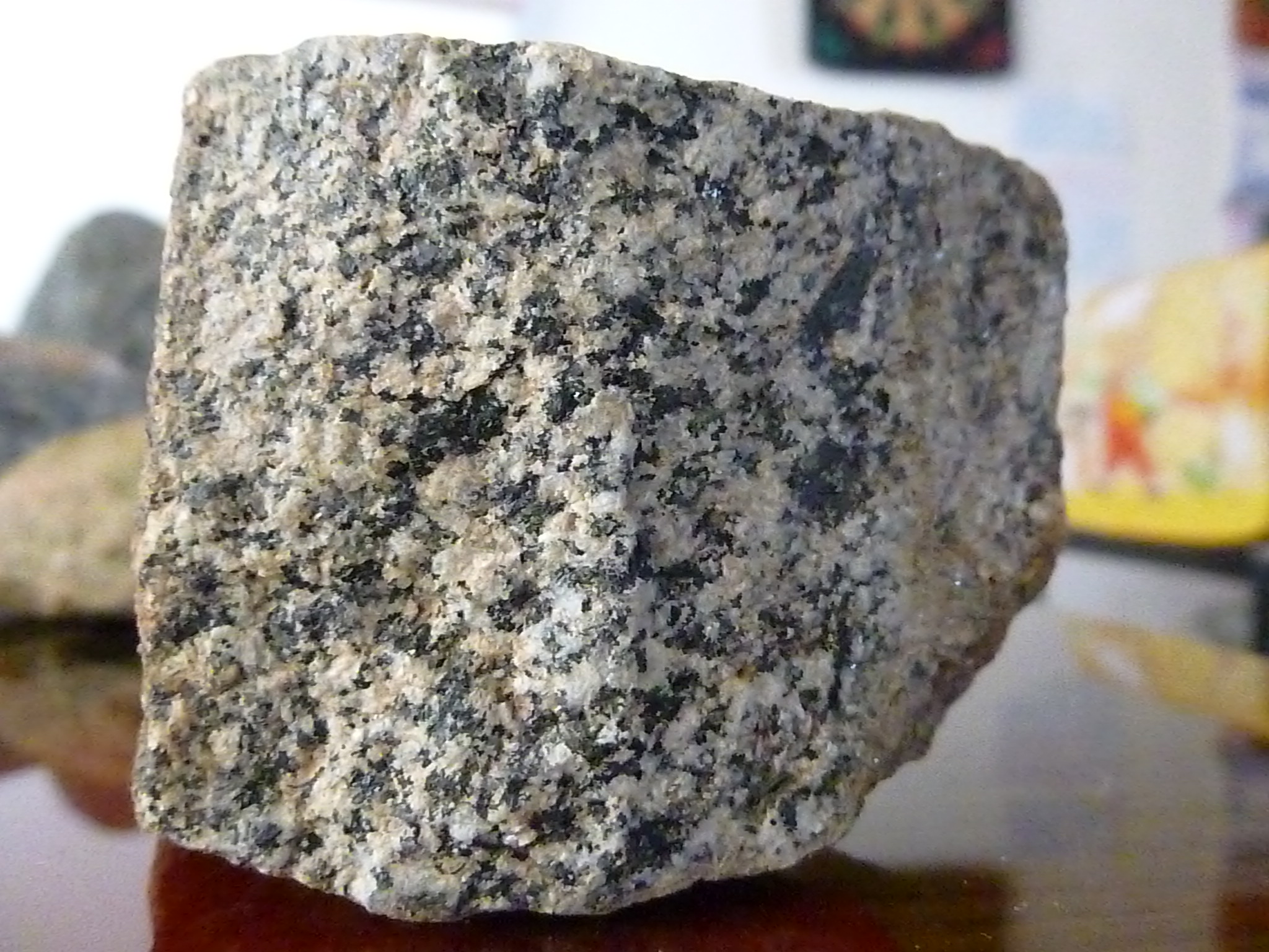 roca de granito compuesta de diferentes minerales